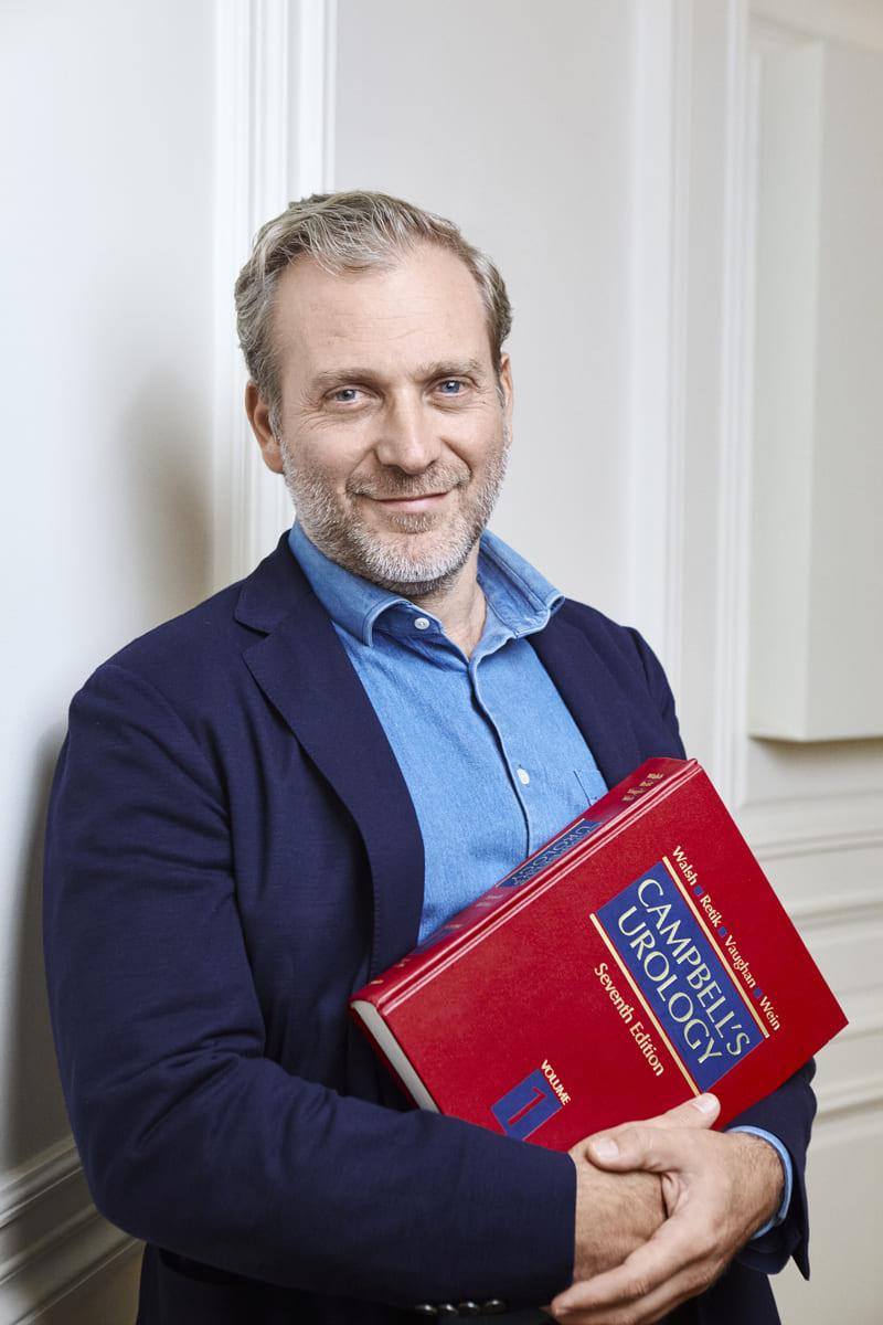 Photo du Docteur Sébastien Beley avec un livre d'urologie